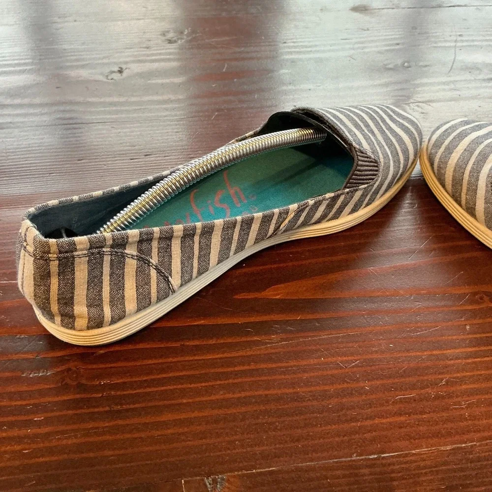Blowfish Gillie Flat Shoes Womens Size 8‎ Gray White Striped Round Toe Slip On